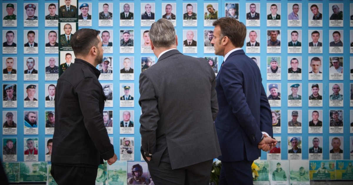 Зеленський, Стармер і Макрон прогулялися центром Києва і говорили з українцями (фото, відео)