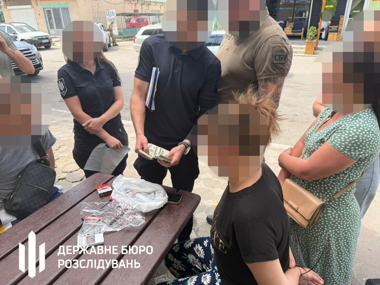 Сімейний підряд на ухилянтах: Правоохоронець з мамою “заробляли” на незаконному кордоні