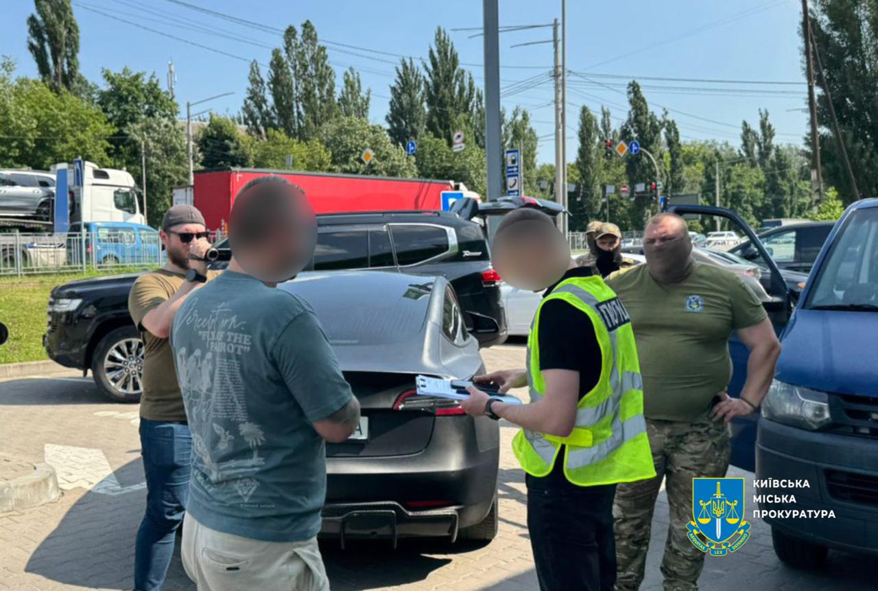 Мільйони на “втечі”: в Києві викрито схему переправлення через кордон
