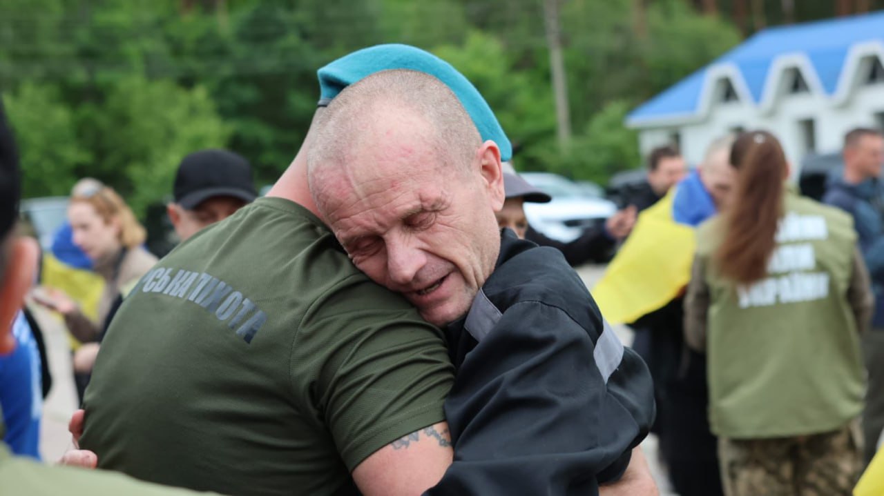 Масштабний обмін: Оборонці Маріуполя та інших міст повернулися в Україну