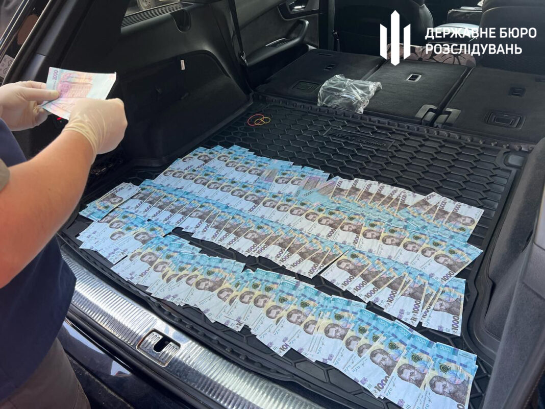 ДБР затримало посадовця податкової Хмельниччини на хабарі у 200 тис. грн