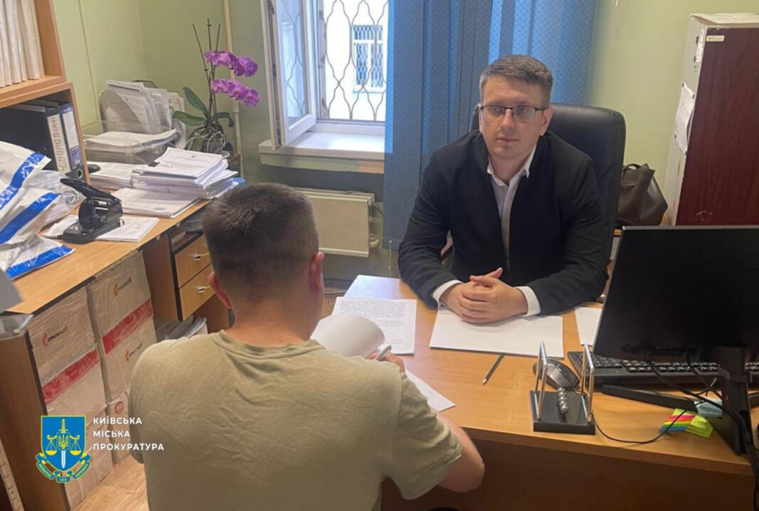 Колишнього посадовця 