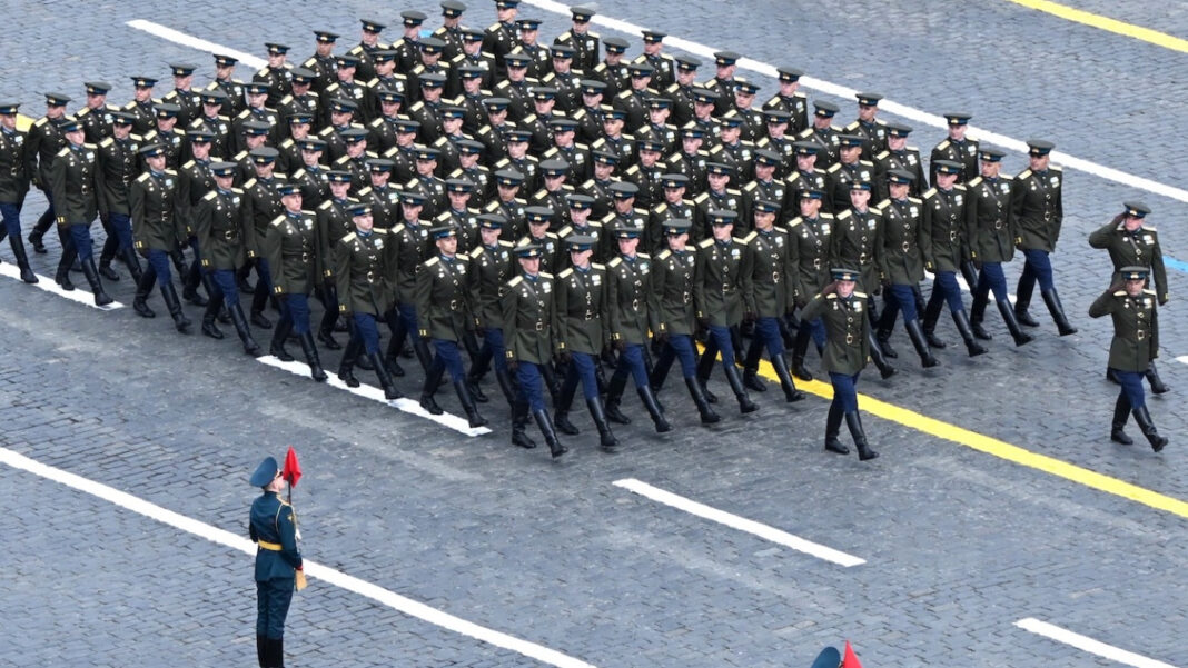 «На війну йде кожен другий рубль»: Кремль вперше витрачає половину податків на армію