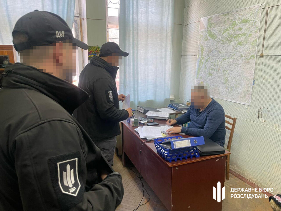 «Командний пункт на папері»: ДБР викрило командира та офіцерів, який майже рік грабували бюджет, змушуючи солдатів працювати на себе