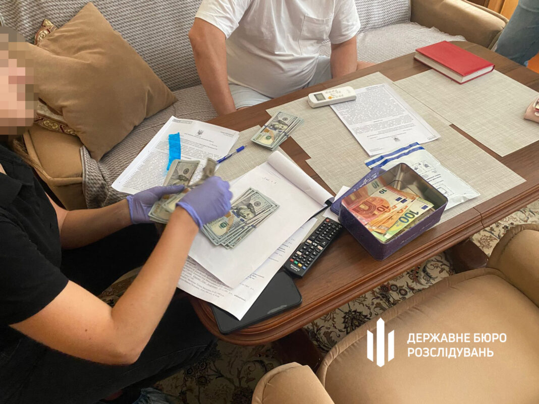 За хабар на інвалідність: як у Житомирі лікарка 