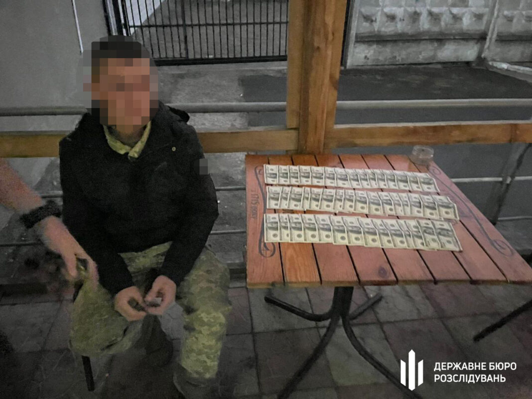 Нові схеми для ухилянтів: ДБР викрило прикордонника, який допомагав чоловікам тікати за кордон