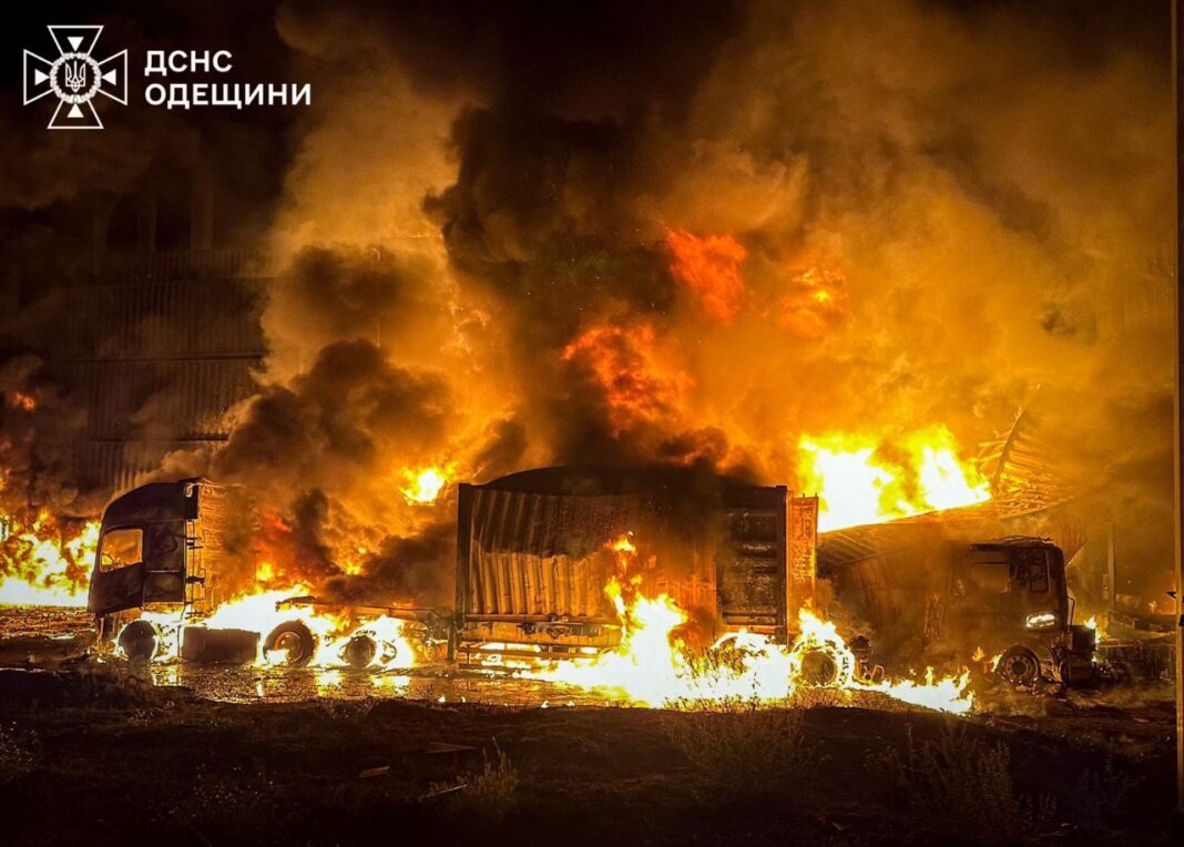 Ніч терору в Одесі: Російські дрони влучили в енергетику, знеструмили 30 тисяч і спричинили масштабні пожежі