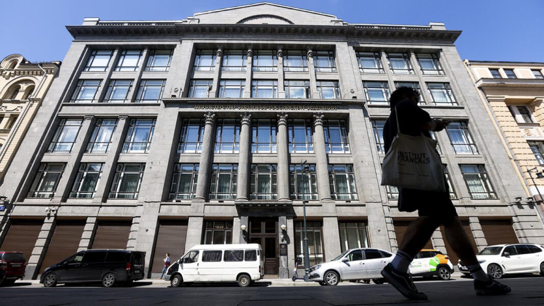 Росія починає воювати в борг: Мінфін РФ позичив безпрецедентну суму