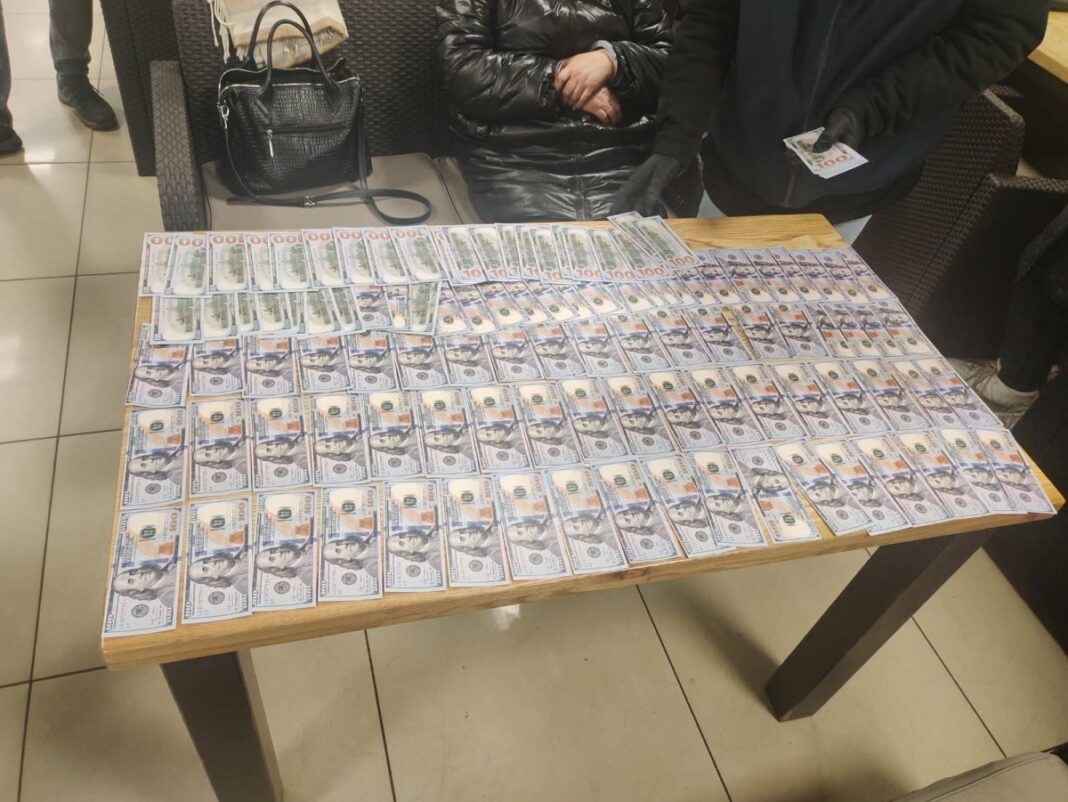 Схема на кордоні: затримано організаторку незаконного переправлення чоловіків