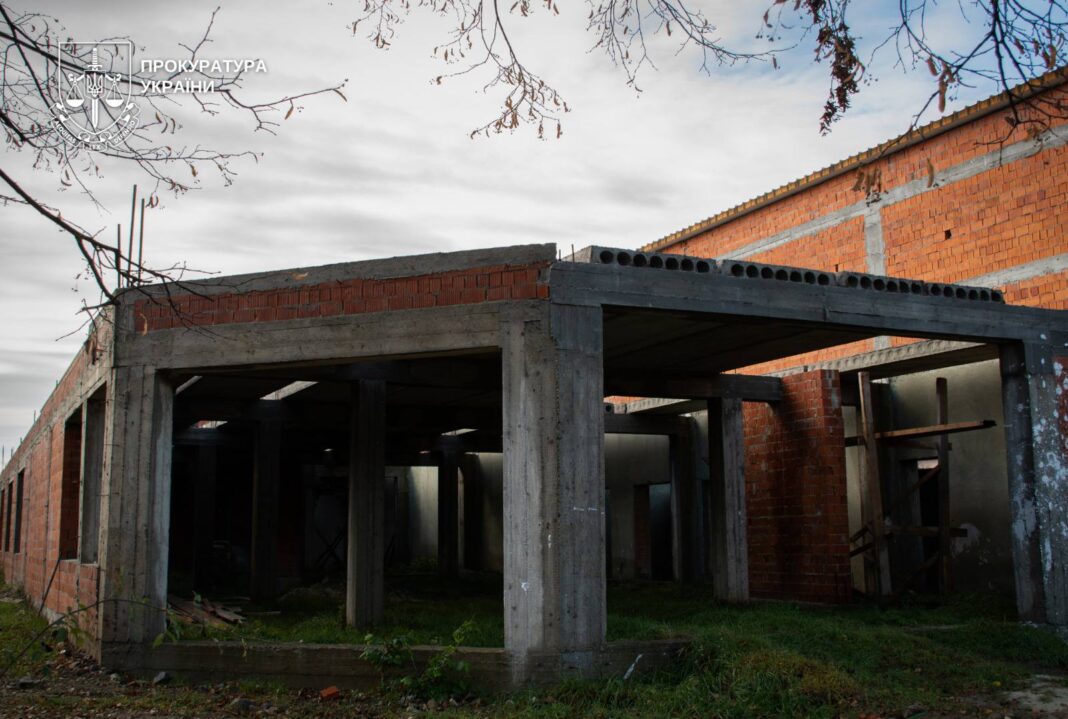 Махінації з дахом та укриттям: Закарпатські чиновники та підрядники привласнили понад 6 мільйонів гривень