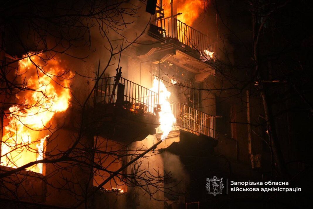 Запоріжжя під вогнем: багатоповерхівка горіла після удару БПЛА, медики надають допомогу 18 постраждалим; Харків також під обстрілом