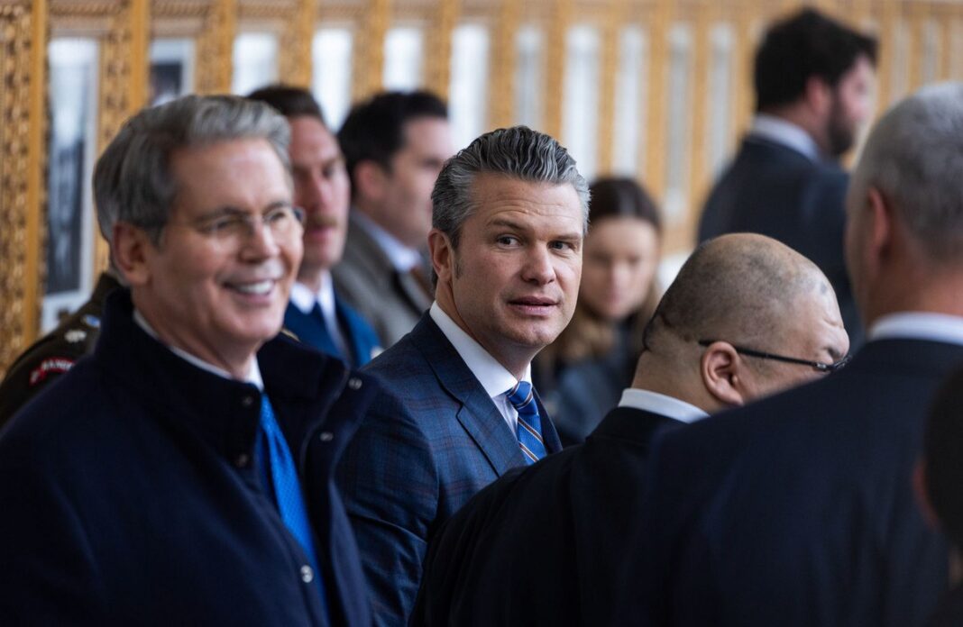 Глава Пентагону Піт Гегсет ухиляється від України, зосереджуючись на культурних війнах, поки його підлеглий веде мирні переговори