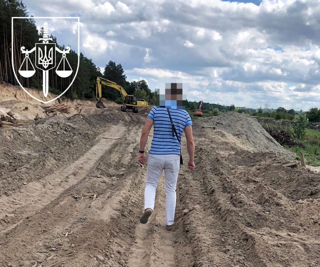 Незаконний видобуток піску на Київщині: трьом особам повідомлено про підозру у мільйонних збитках та корупційній схемі