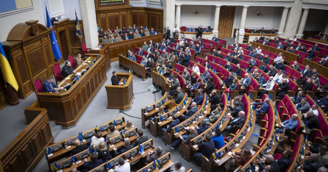 Державний бюджет 2026 ухвалено: підвищення зарплат вчителям, вагони для УЗ та нові укриття