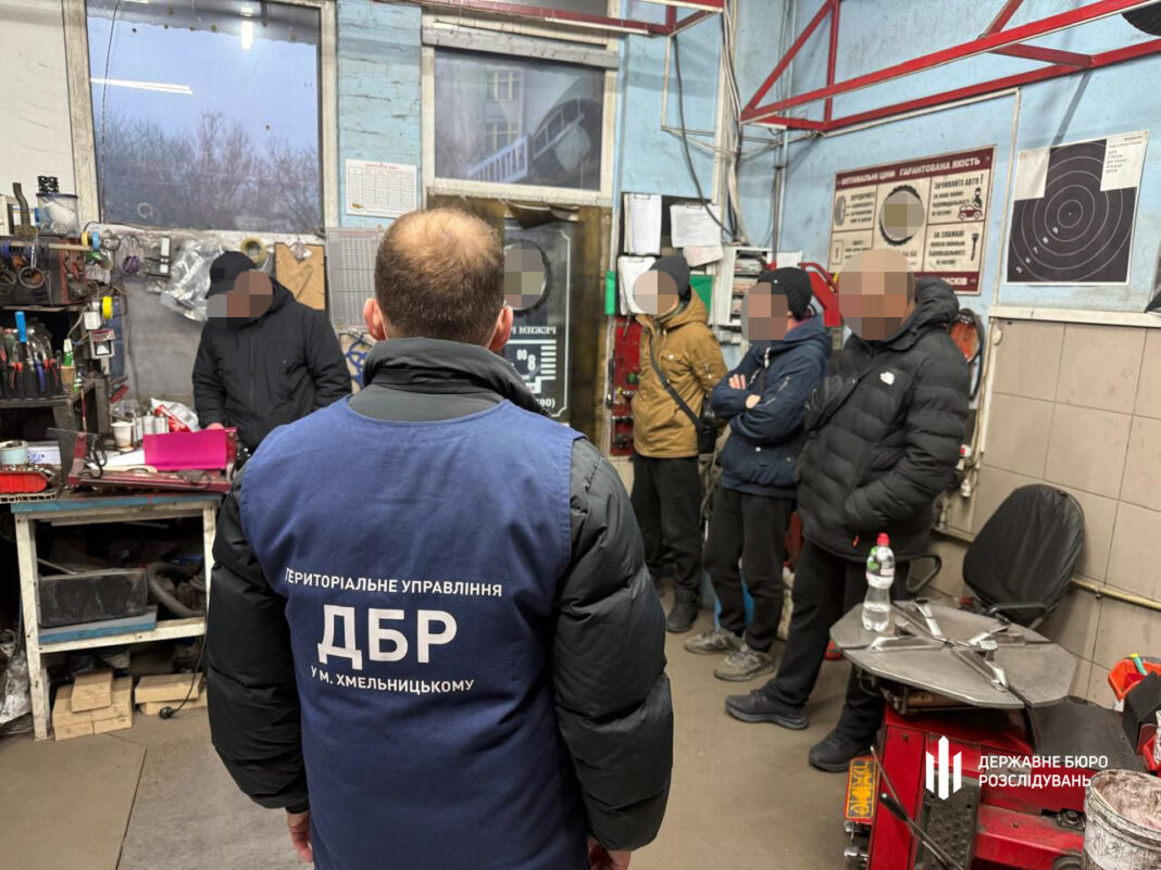 Посадовці військової частини на Хмельниччині відправляли підлеглих працювати на СТО: викрито корупційну схему